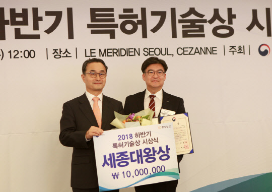 20일 서울 봉은사로 르메르디앙 서울 호텔에서 열린 '2018 하반기 특허기술상 시상식'에서 세종대왕상을 수상한 박성윤 휴비스 R&D센터 소장(오른쪽)과 박원주 특허청장이 기념사진을 찍고 있다. <휴비스 제공>
